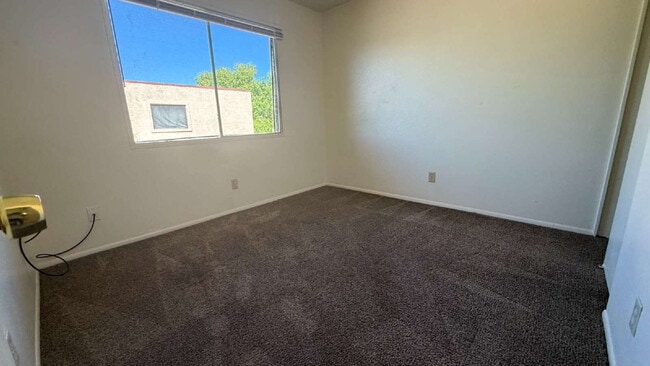Building Photo - "Charming 2-Bedroom Townhouse in Phoenix -...