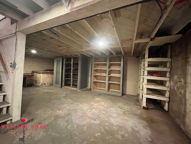 Building Photo - 4 bedroom home with air conditioning - Great location!!!  HUGE basement for your man cave or she ...