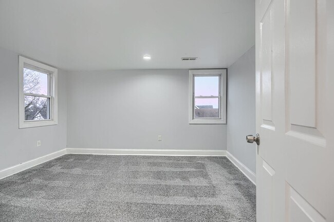 Building Photo - 4012 Fernhill Ave