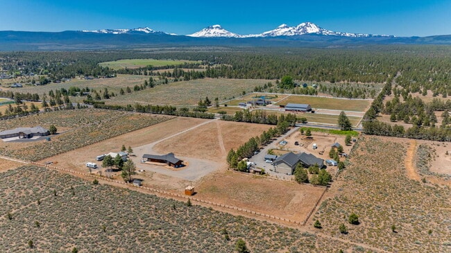 Building Photo - Luxury Home for Rent – Expansive Acreage, ...