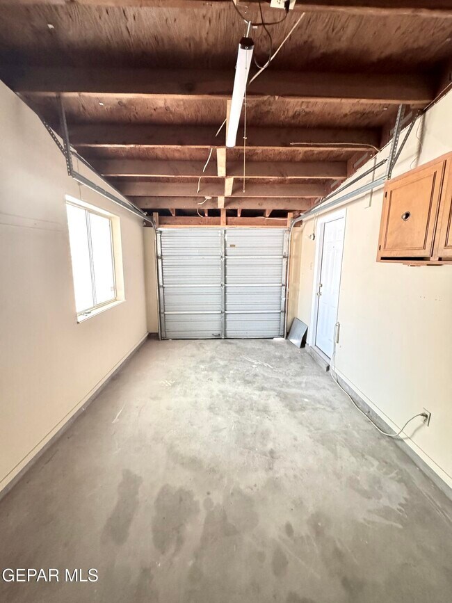 Building Photo - 9928 Acer Ave