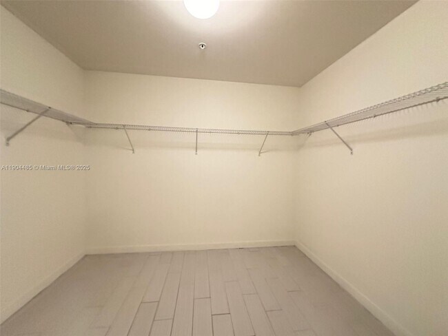 Building Photo - 999 SW 1st Ave