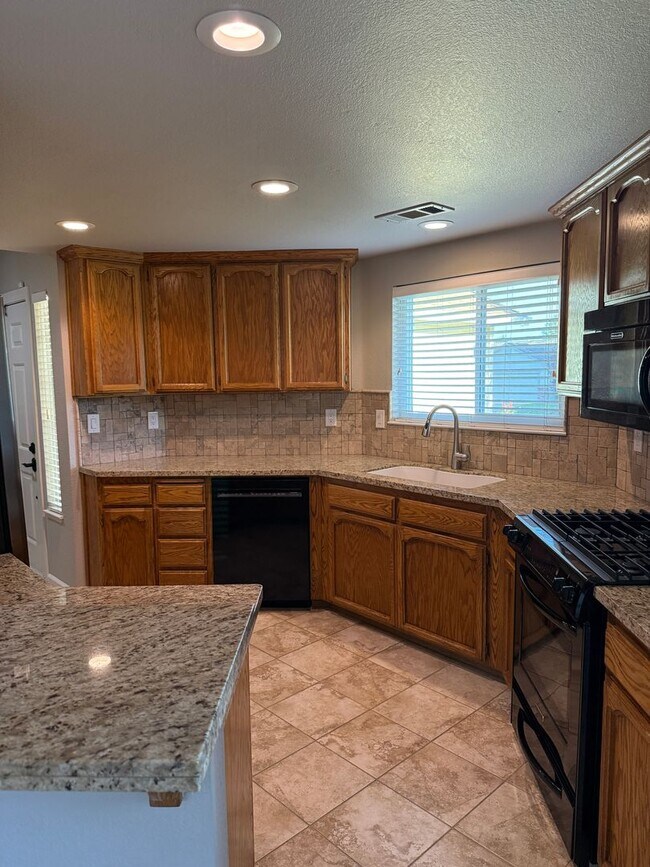 Building Photo - Charming 2-bedroom, 2-bathroom home locate...