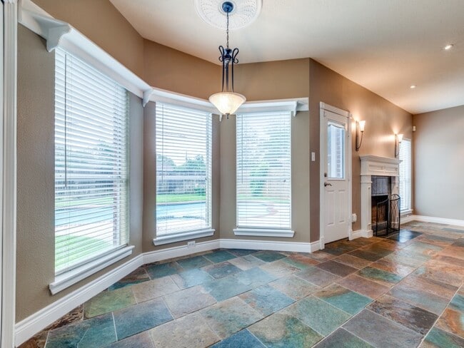 Building Photo - 1319 Park Wind Dr