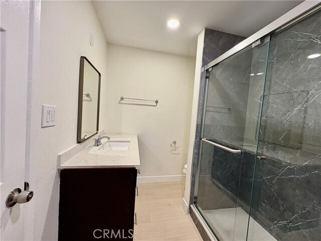 Building Photo - 660 E 6th St