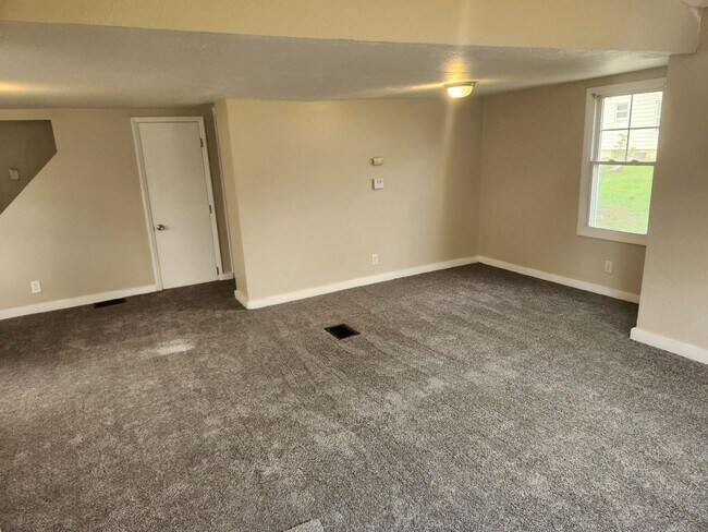 Building Photo - 2 Bedroom House in Rock Island