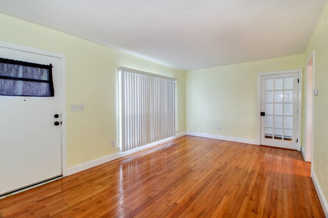 Building Photo - 1709 N Forest Ave