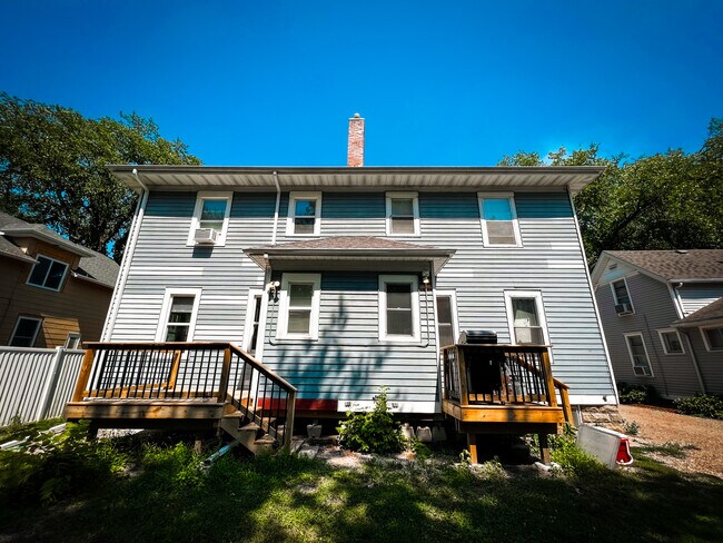 Building Photo - 820 10th Ave N