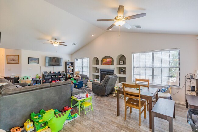 Building Photo - Beautiful Home in the Golf Course Area