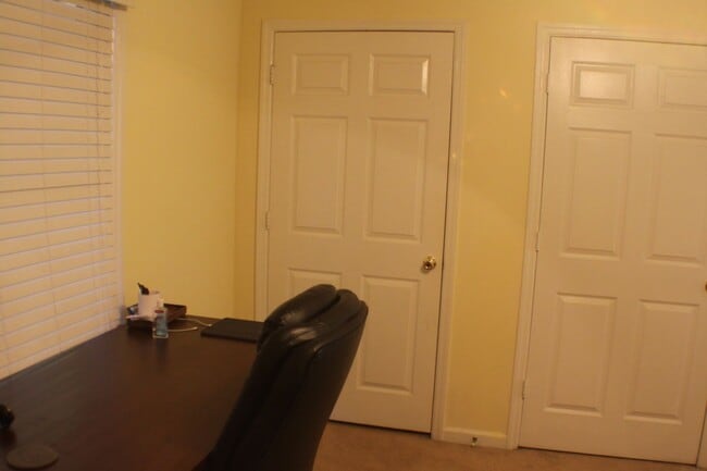 Building Photo - 2 Bedroom Apartments/Townhomes in Five Poi...