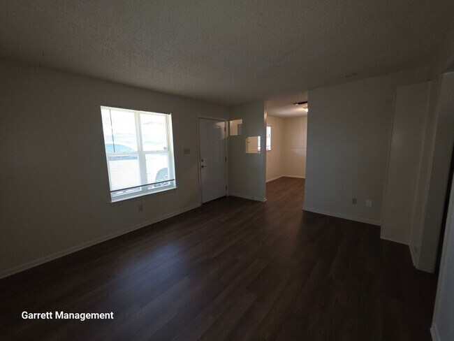 Building Photo - N Ridge 4-Plex