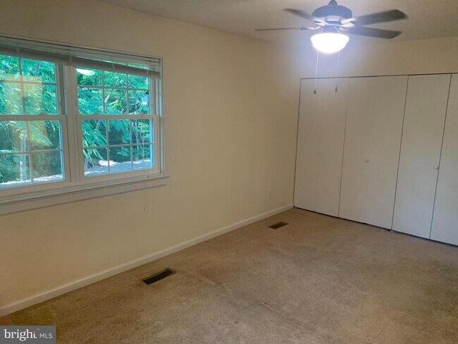 Building Photo - 133 Woodlake Dr