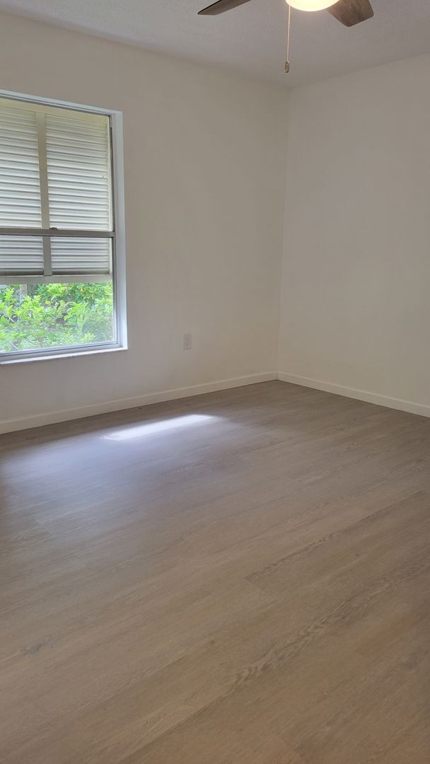 Building Photo - Annual unfurnished nicely renovated 2/2 villa near the Ringling Museum