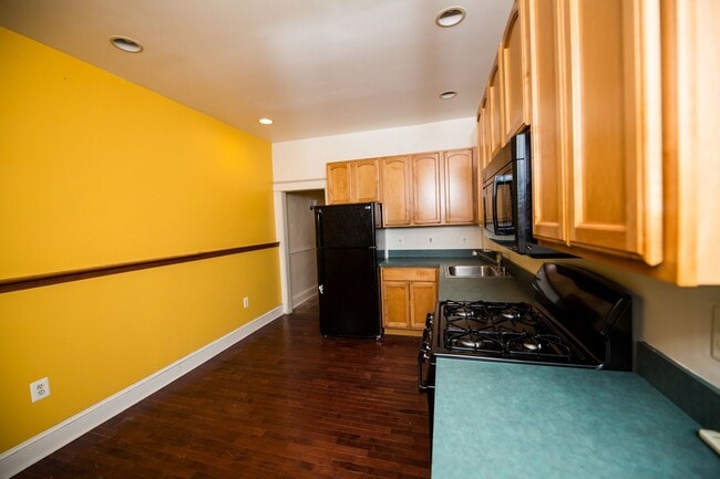 Building Photo - Charles Village 2bd/2ba Rowhome with Parking Spots, W/D and more! Available 7/20