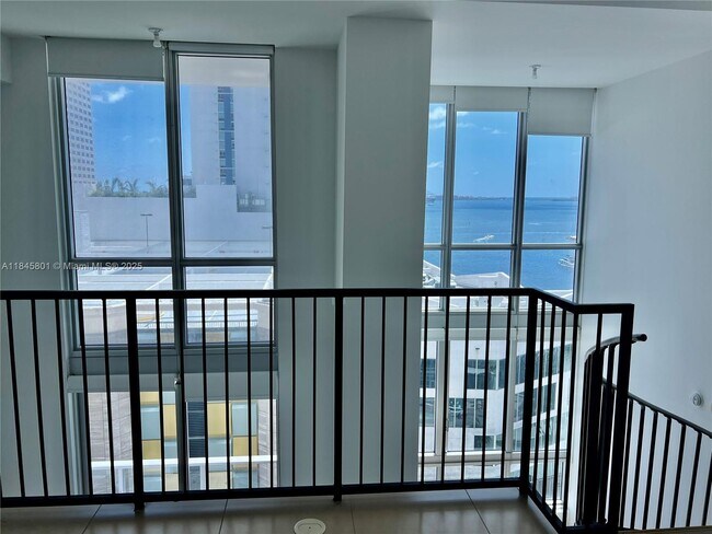 Building Photo - 300 S Biscayne Blvd