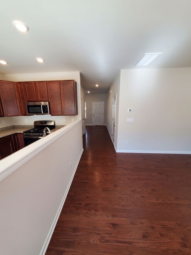 Building Photo - 3 bedroom townhome in university