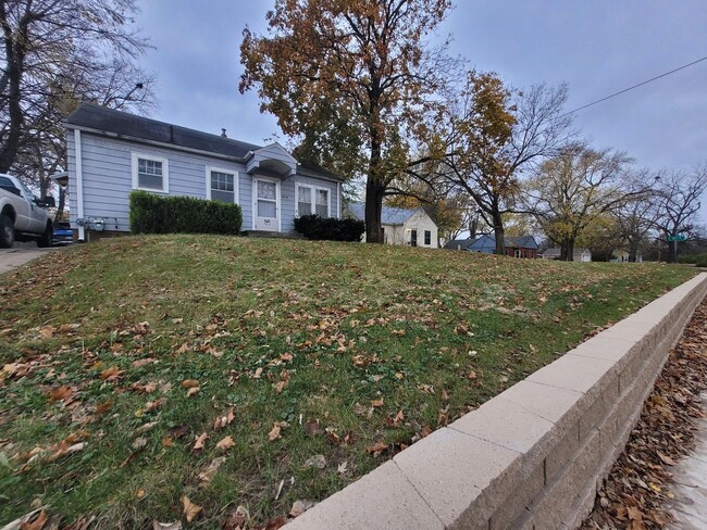 Building Photo - 2 Bedroom Home with detached garage