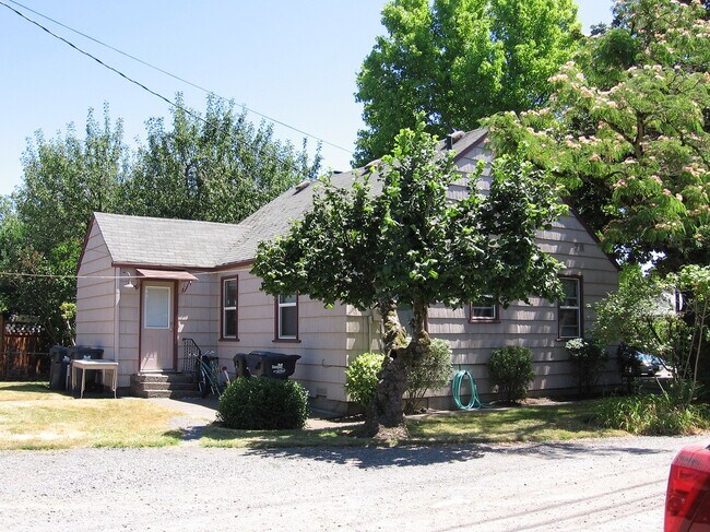 Building Photo - 543 W 18th Ave