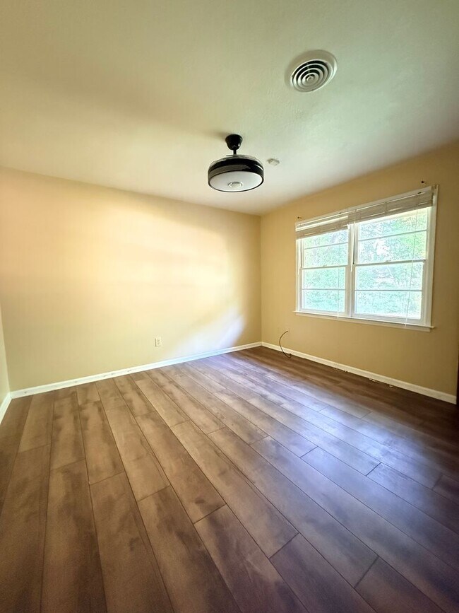 Building Photo - 4 Bed / 2 Bath Spacious Home – Perfect for Families or Roommates