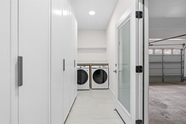 Building Photo - 1037 Town Pl St