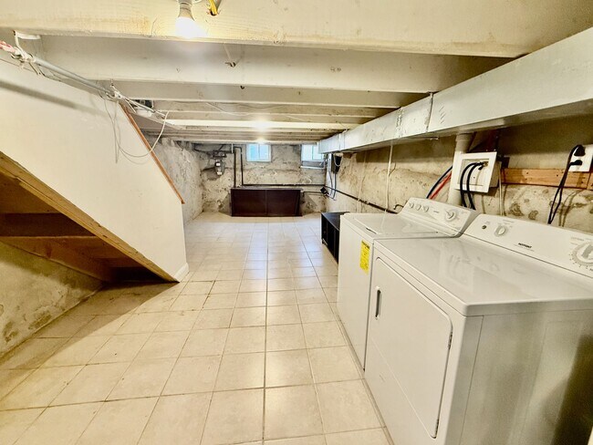 Building Photo - SPACIOUS 3BR/1BA HOUSE w/ Central AC-HARDW...