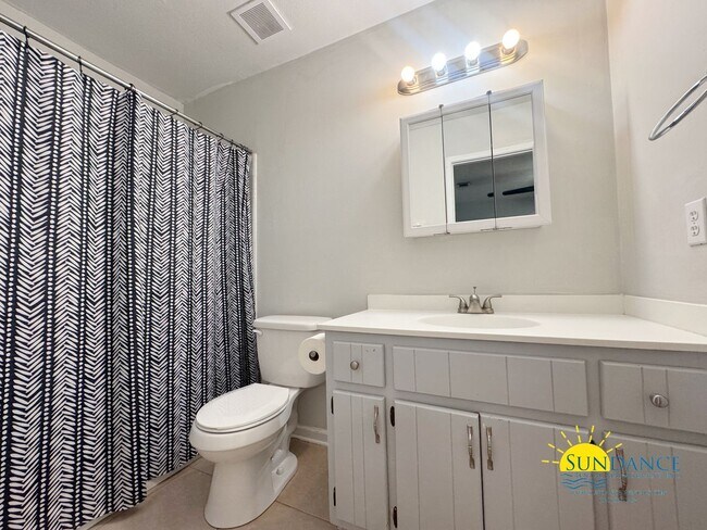 Building Photo - Charming 2-Bedroom Home with Bonus Room in...