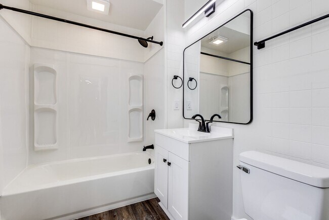 Building Photo - 609 E Warrington Ave