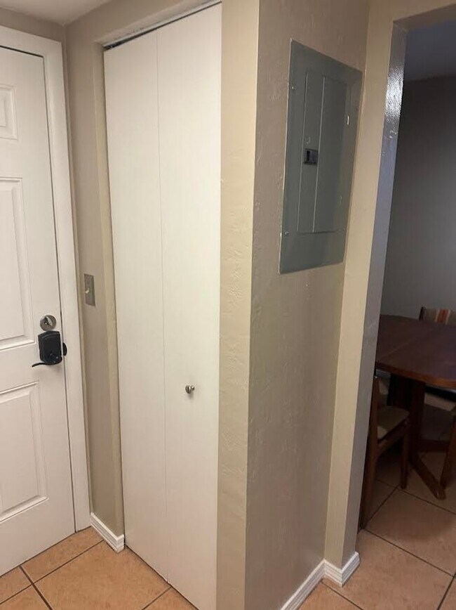 Building Photo - 2 Bedroom Condo with One Car Garage