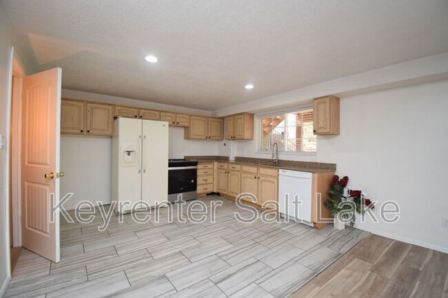 Building Photo - 3582 E Mardonna Way