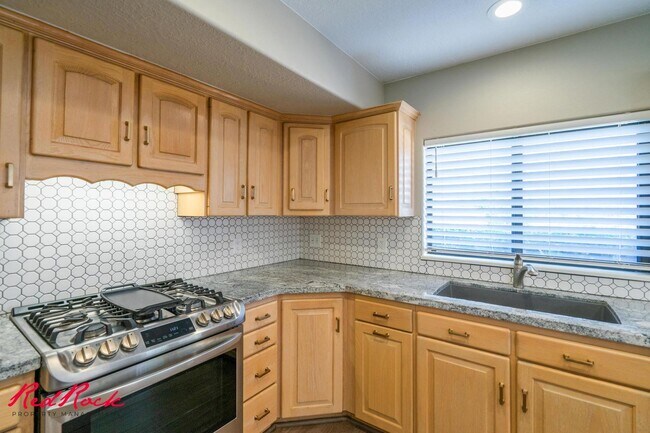 Building Photo - Spacious 6 Bedroom Home with a Balcony!