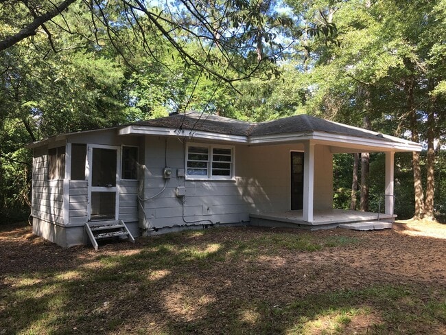 Building Photo - Large 2/1 Home, includes bonus room- Sherwood Forest- $995