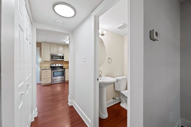 Building Photo - 2 bed Townhome in Annapolis in Hilltop Village