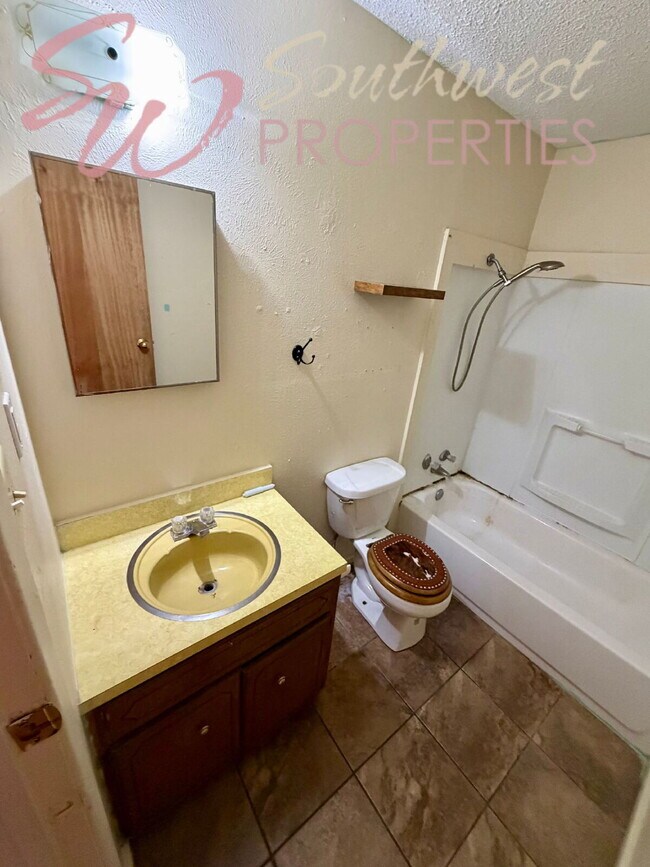 Building Photo - Location! Location! Easy walk to campus! 2 bedroom duplex!