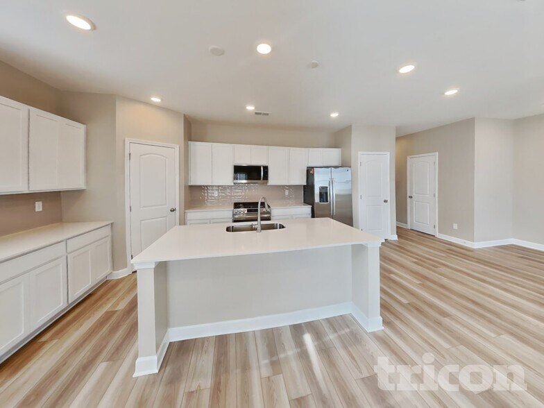 Building Photo - 247 W Millbrook Dr