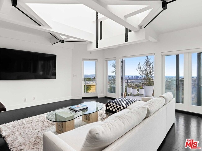 Building Photo - 1885 Sunset Plaza Dr