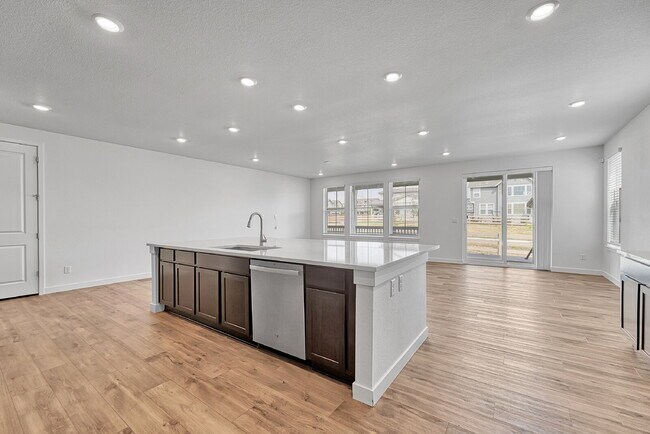 Building Photo - $4,450.00, 5 bed, 4.5-bath located in Broo...