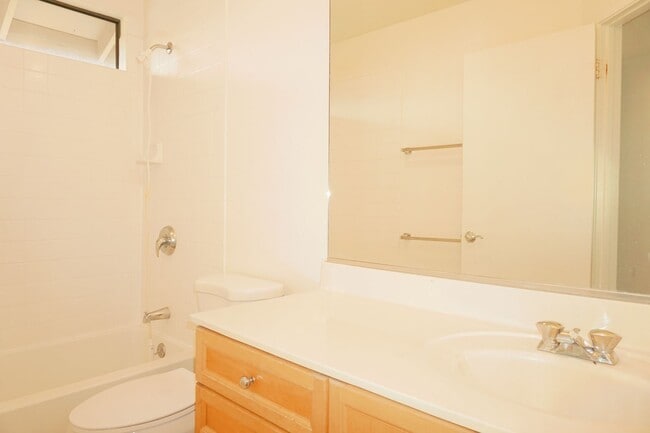 Building Photo - Centrally located Waipahu Single Family Home!