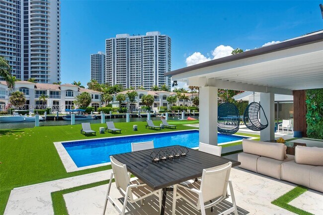 Building Photo - 207 Holiday Dr