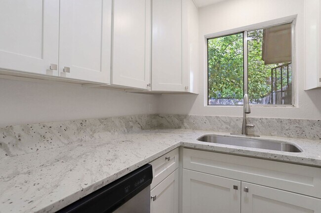 Building Photo - 1305 Sylvan Meadows Dr