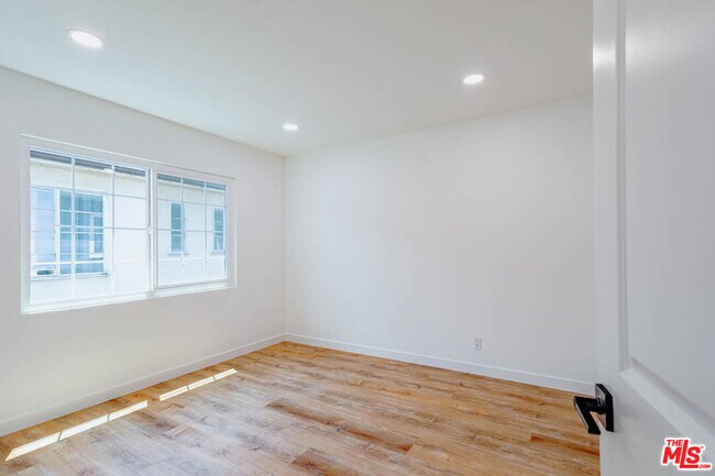 Building Photo - 938 W Glenoaks Blvd