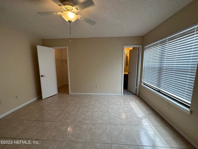 Building Photo - 1127 Cove Landing Dr