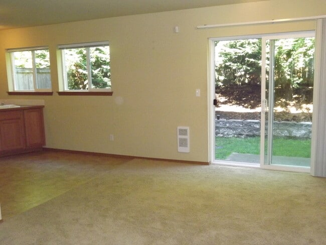 Building Photo - Spectacular 3 Bedroom Condo in "Alicia Mea...