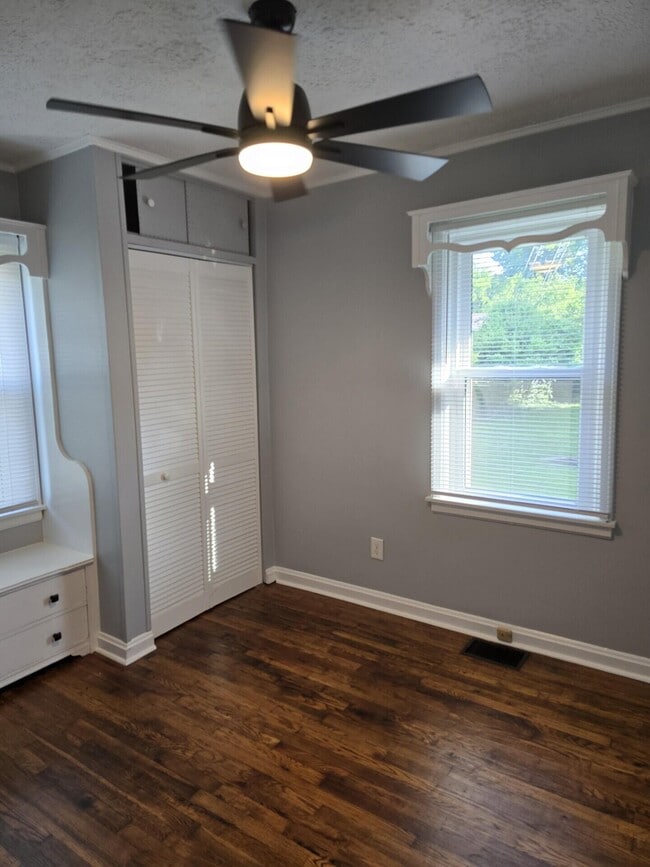 Building Photo - 204 S Robbins Ct