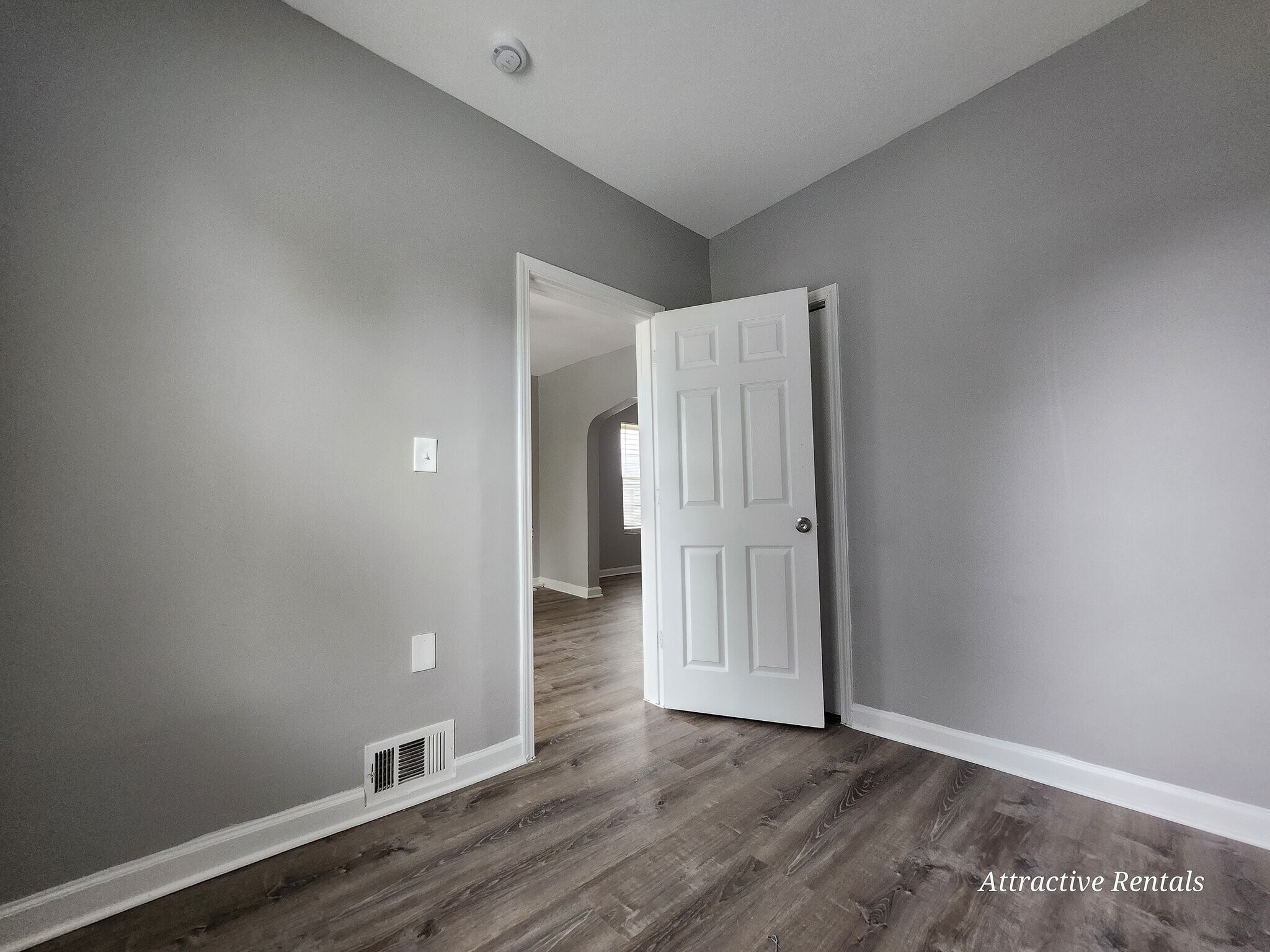 Building Photo - 707 E 92nd Pl