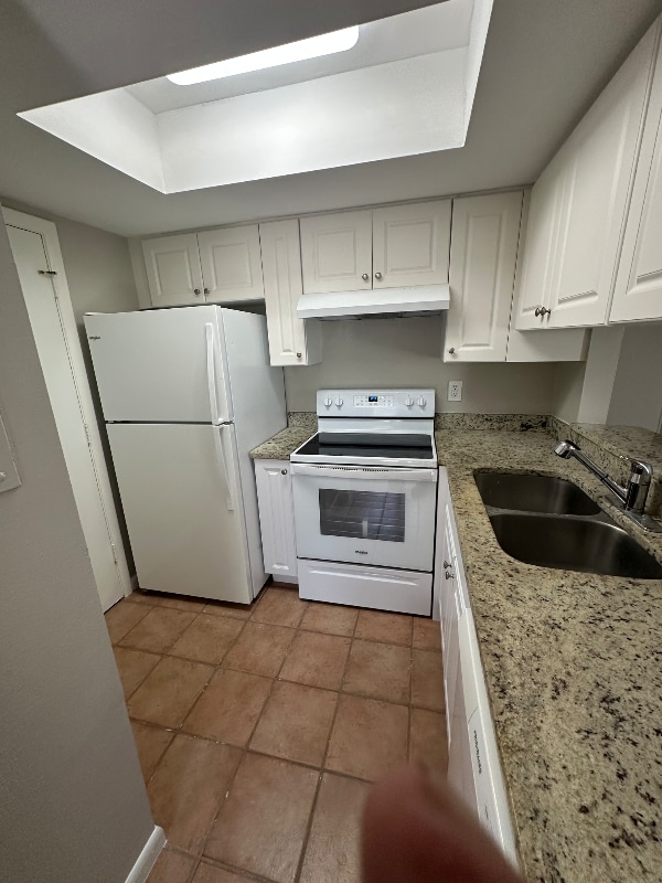 Building Photo - 5848 Queen Elizabeth Way