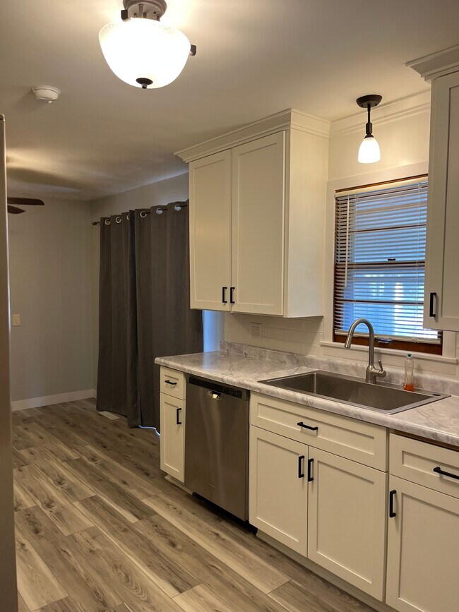 Building Photo - 10441 York Ave S