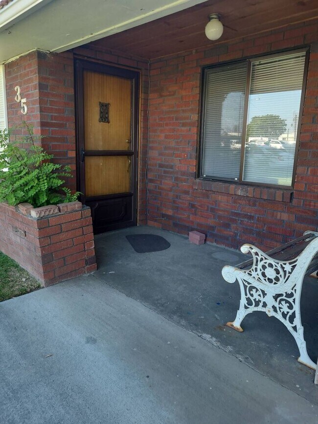 Building Photo - 35/37Est