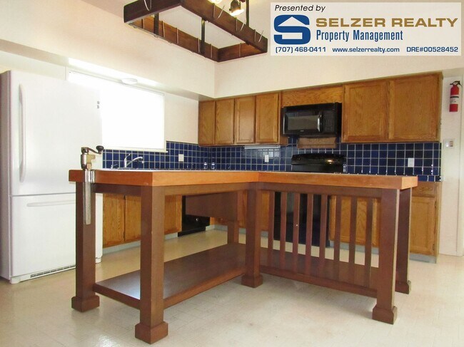 Building Photo - Spacious 4 bd. gated country estate w/ pool!