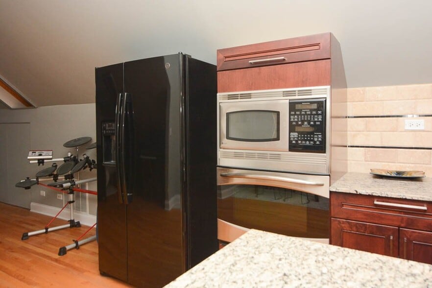 Building Photo - 947 N Winchester Ave