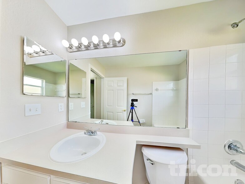 Building Photo - 7833 Manor Dr